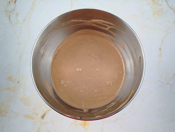 Uma tigela com a mistura de todos os ingredientes da mousse.