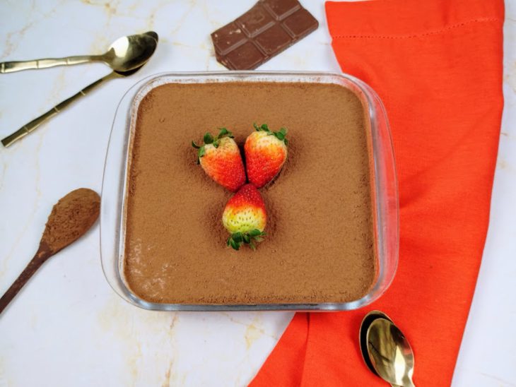 Um refratário contendo mousse de chocolate em pó.