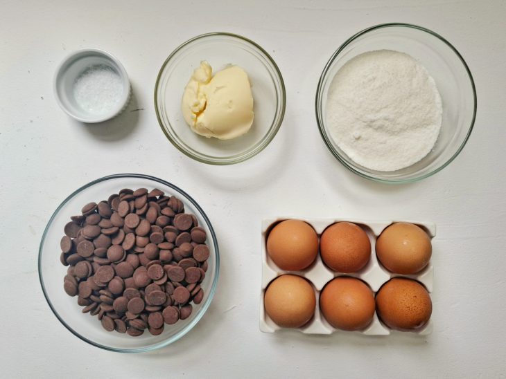 ingredientes reunidos para fazer mousse de chocolate tradicional