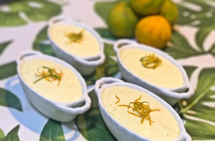 Mousse de limão com raspas de laranja