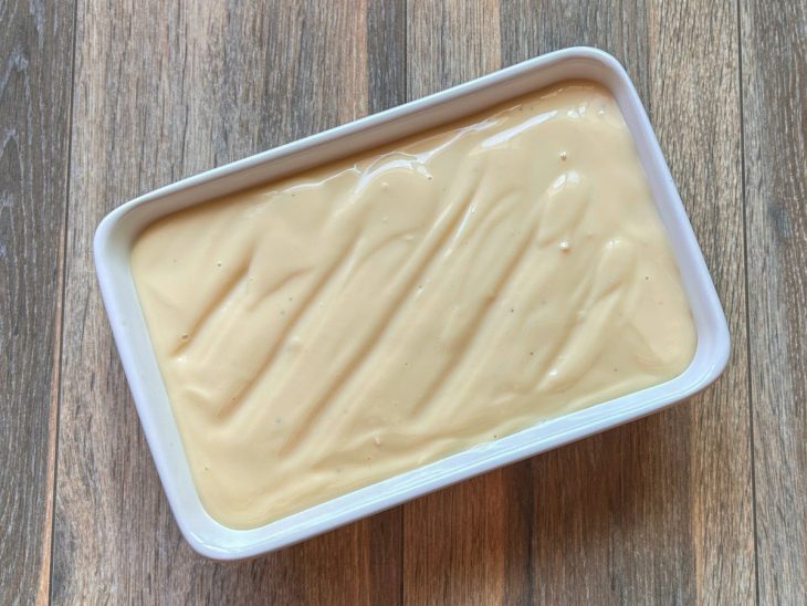 Mousse de maracujá acomodada em um refratário.