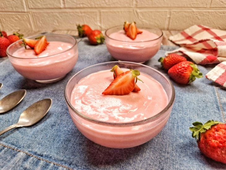 Mousse de morango com 3 ingredientes finalizados e prontos para servir.