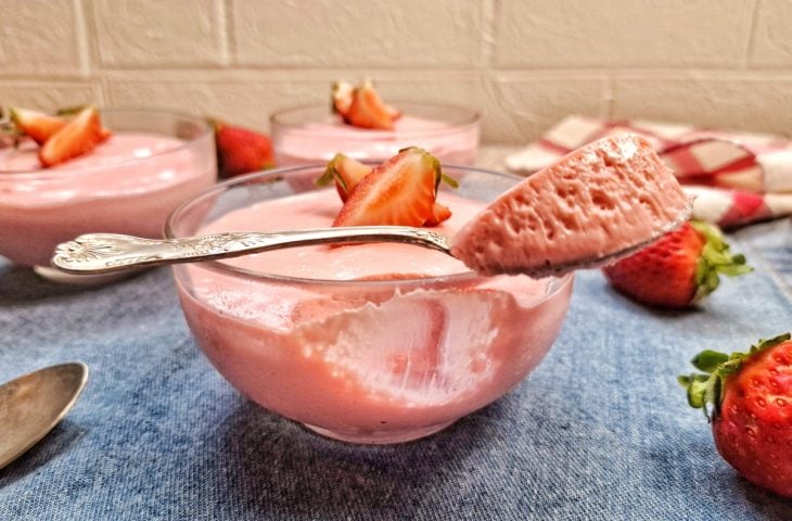 Mousse de morango com 3 ingredientes