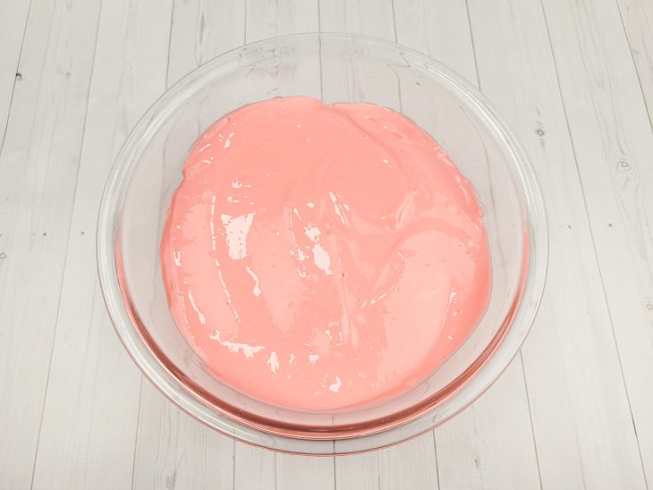 Um recipiente contendo mousse de morango com Tang antes de congelar.