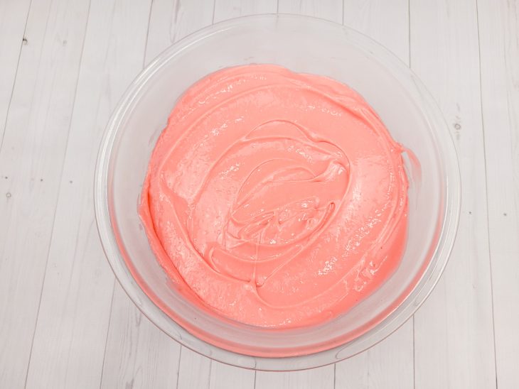 Um recipiente contendo mousse de morango com Tang.