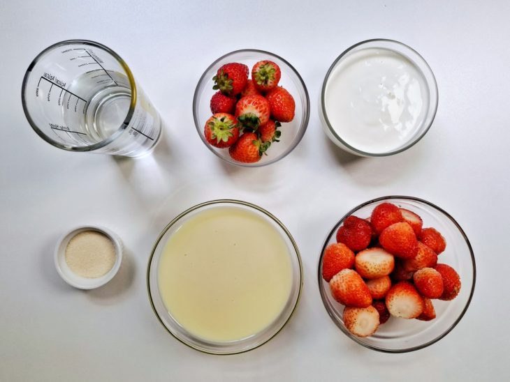 Ingredientes para a receita de mousse de morango fácil.