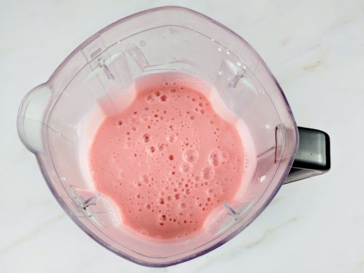 Suco de morango despejado e batido no liquidificador.