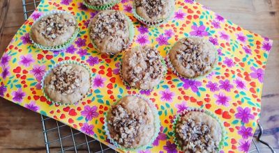 Muffin de banana com crocante de aveia