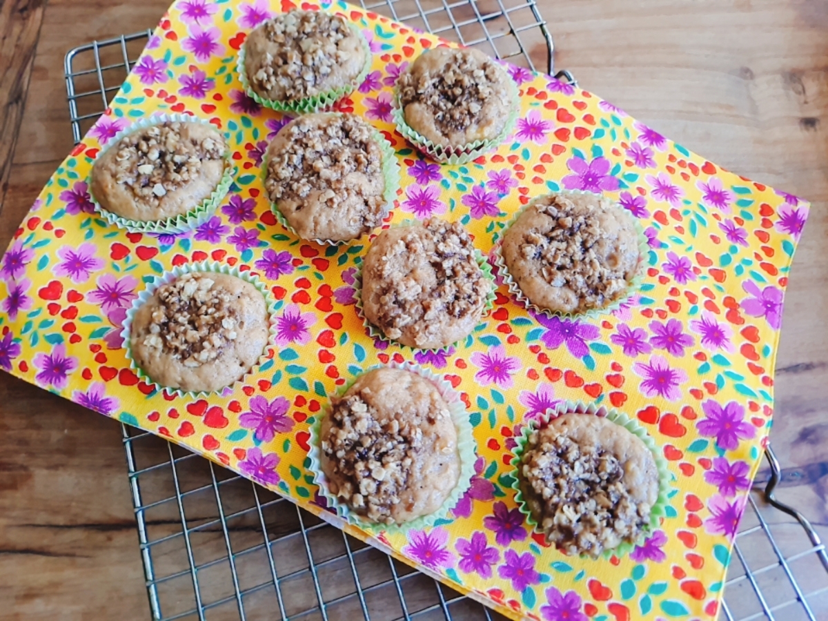 Muffin de banana com crocante de aveia