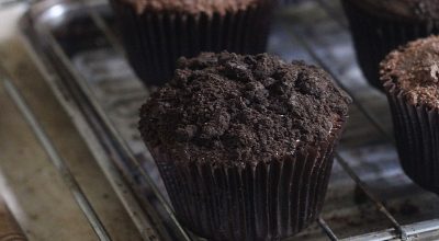 Muffin peteleco com cobertura de brigadeiro