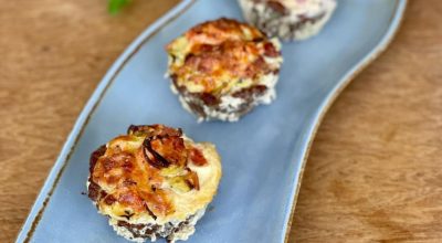 Muffin proteico de carne moída com bacon e alho-poró