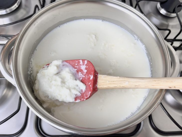 leite coagulando na panela para fazer mussarela