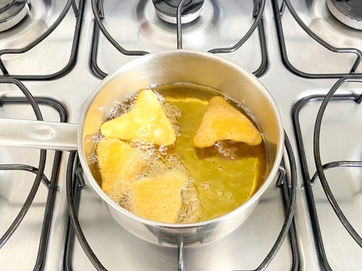 nachos caseiros fritando em panela com óleo