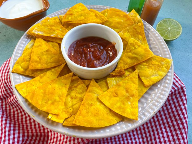 Um prato contendo nachos com massa de pastel.