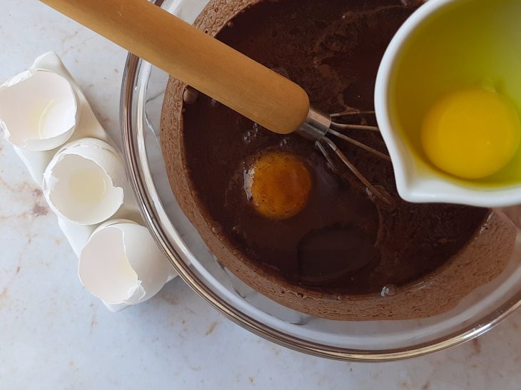 tigela com chocolate em pó e ovos