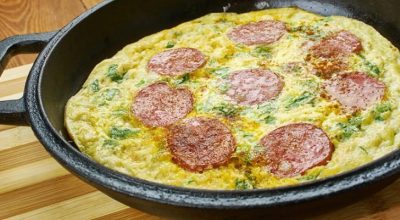 Omelete com frango, calabresa e queijo