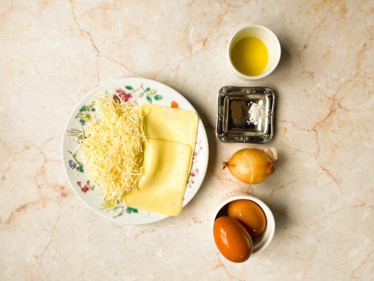 Ingredientes para a omelete com ovo e queijo.