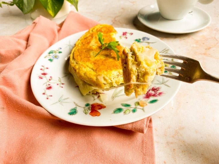 Omelete com ovo e queijo pronta para servir.