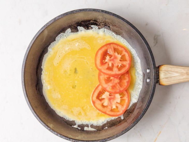 omelete recheada com tomate na frigideira