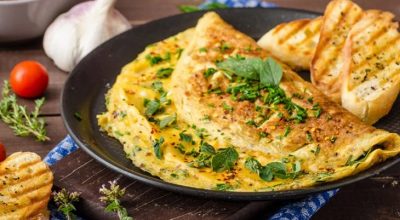 Omelete de frango com queijo