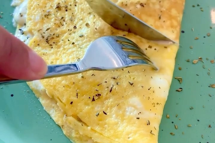 Omelete de queijo de búfala e tomate