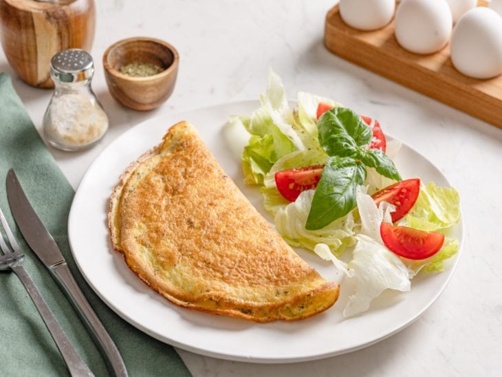 omelete fácil servida com salada de alface e tomatinho