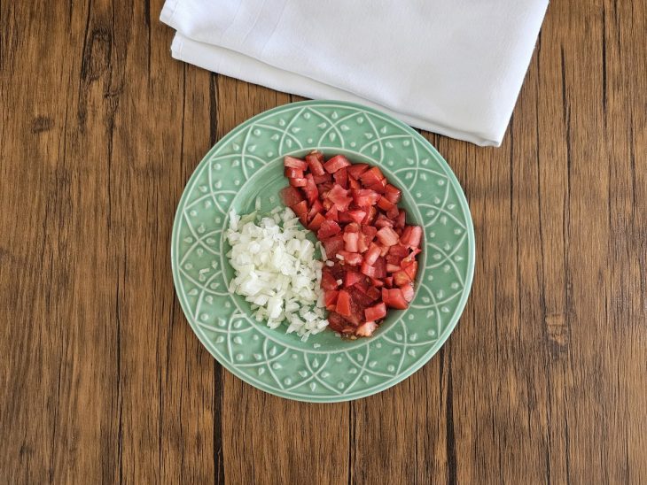 prato com cubinhos de tomate e cebola