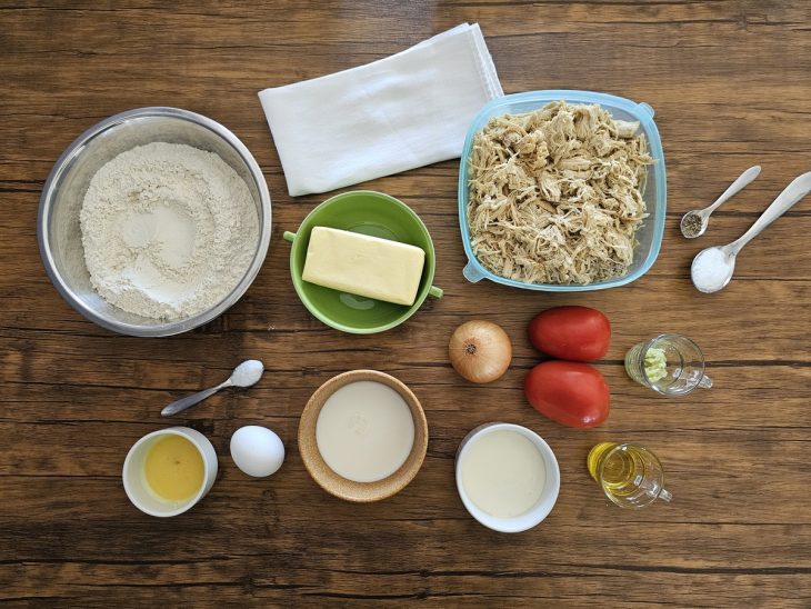 ingredientes reunidos para fazer torta de frango com massa podre