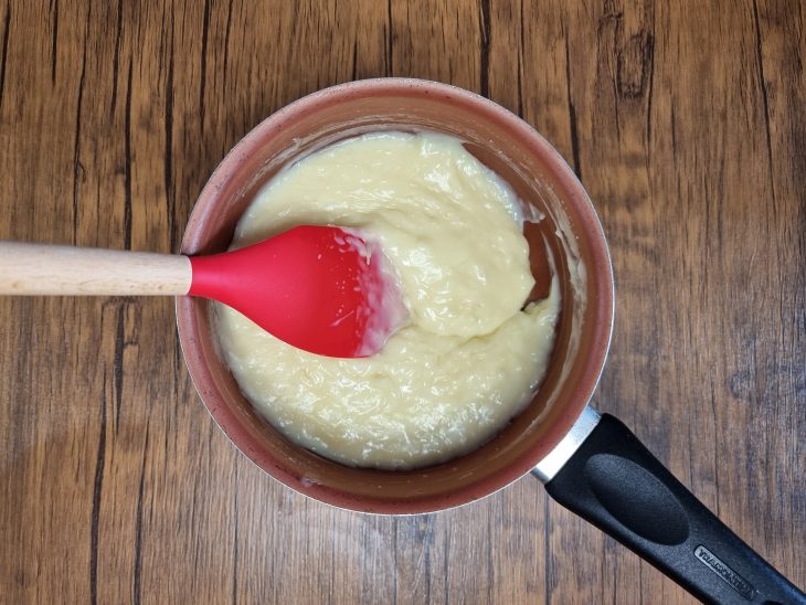 cocada cremosa já no ponto de brigadeiro