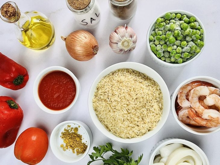 ingredientes reunidos para fazer paella