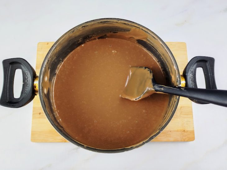 Panela com brigadeiro.