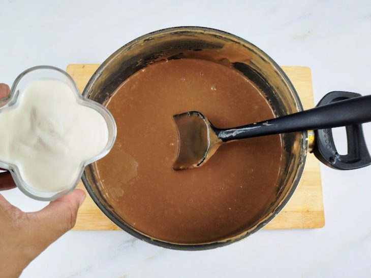 Creme de leite adicionado a panela com brigadeiro.