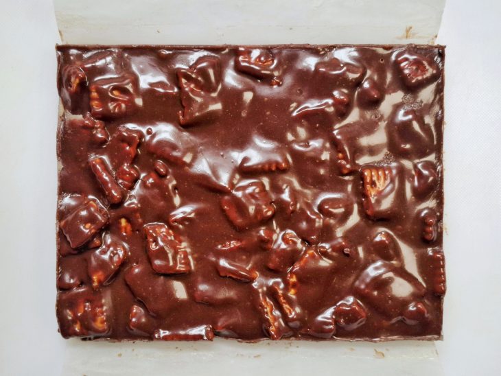 Doce retirado da forma após tempo de geladeira.