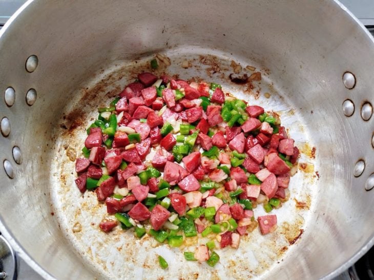 bacon, calabresa e pimentão dourando na panela