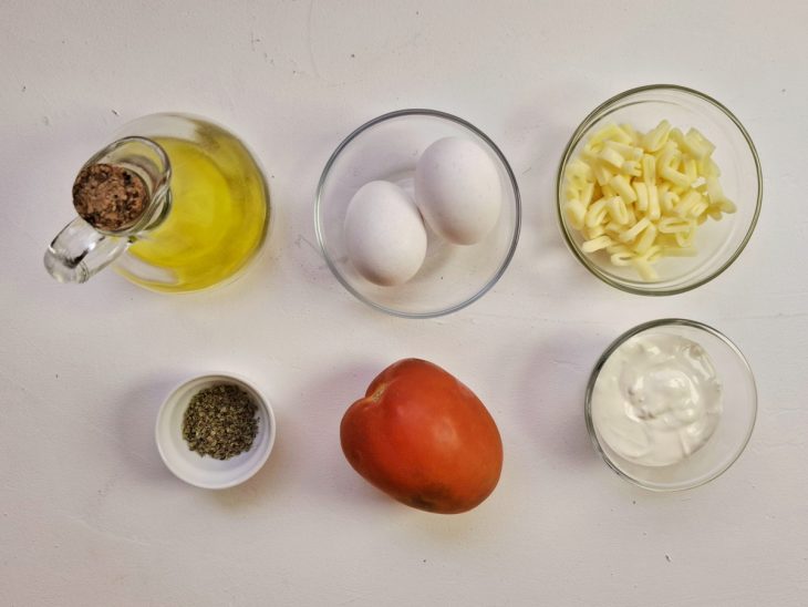 ingredientes reunidos para fazer panini na frigideira