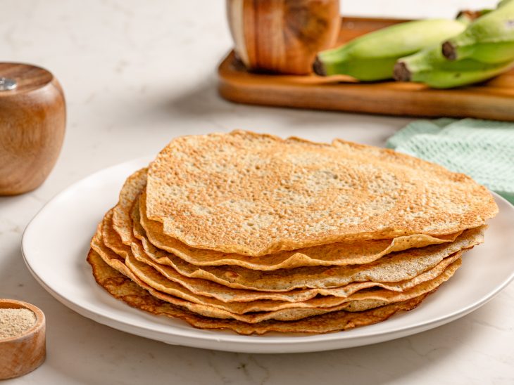 Panquecas com farinha de banana-verde empilhadas em um prato.