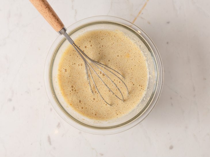 Mistura dos ingredientes já com a farinha de banana-verde e com a farinha de amêndoa.