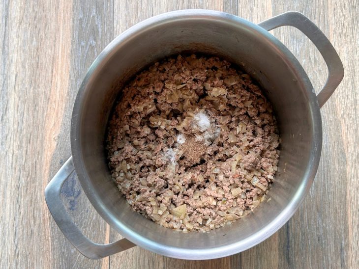 Carne moída e sal adicionados a panela.