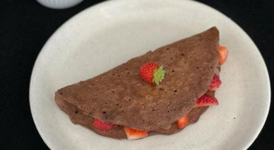 Panqueca low carb de chocolate com morango