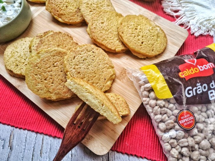 Panquecas veganas de grão-de-bico prontas para consumo.