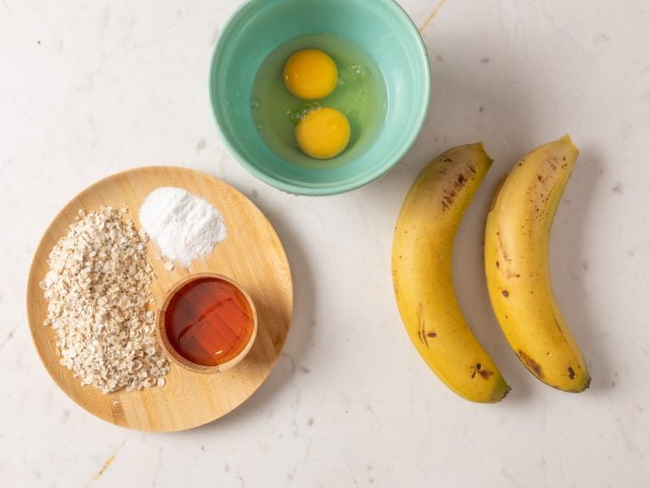 Ingredientes para a receita de panquequinhas de banana e aveia.