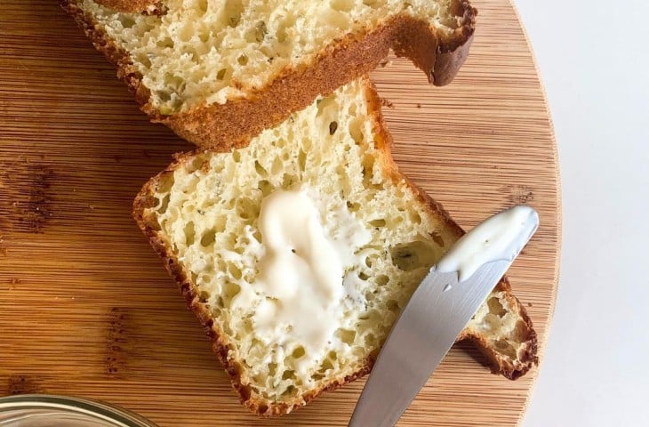 Pão caseiro de ervas e azeitonas