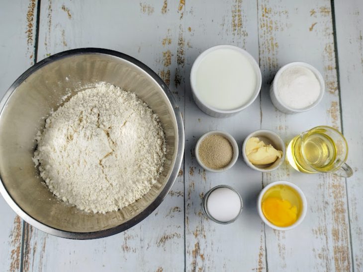 ingredientes reunidos para fazer pão caseiro simples e rápido