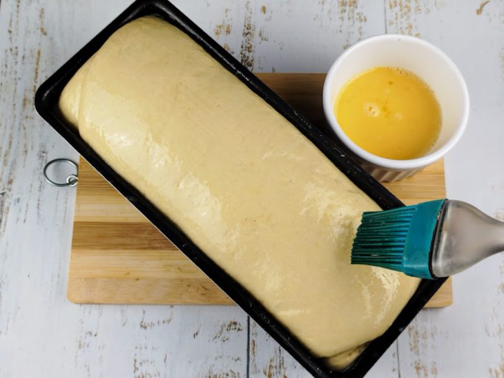 pão na forma pincelado com gema