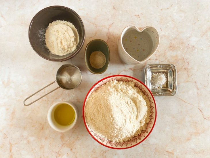 ingredientes reunidos para fazer pão ciabatta