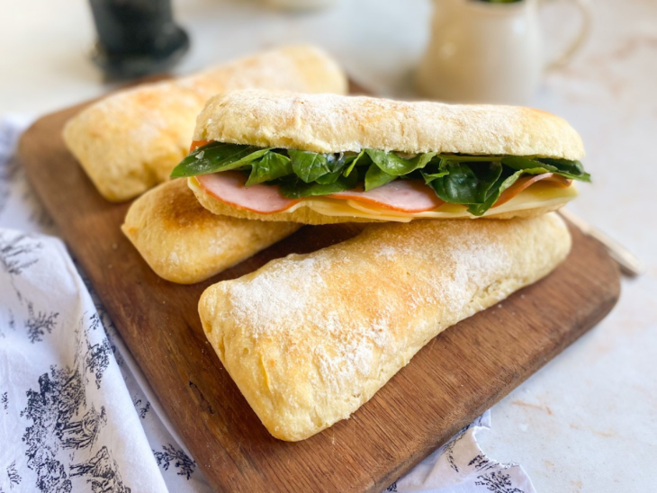 sabuíche montado no pão ciabatta