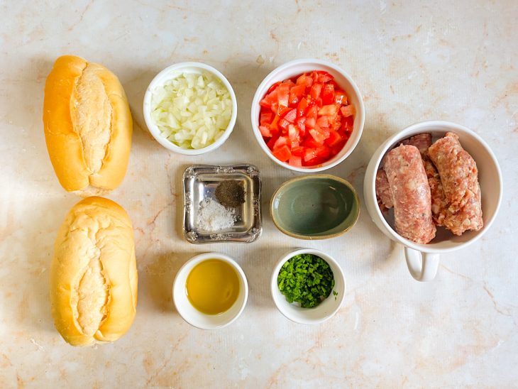 Ingredientes para a receita de pão com linguiça.