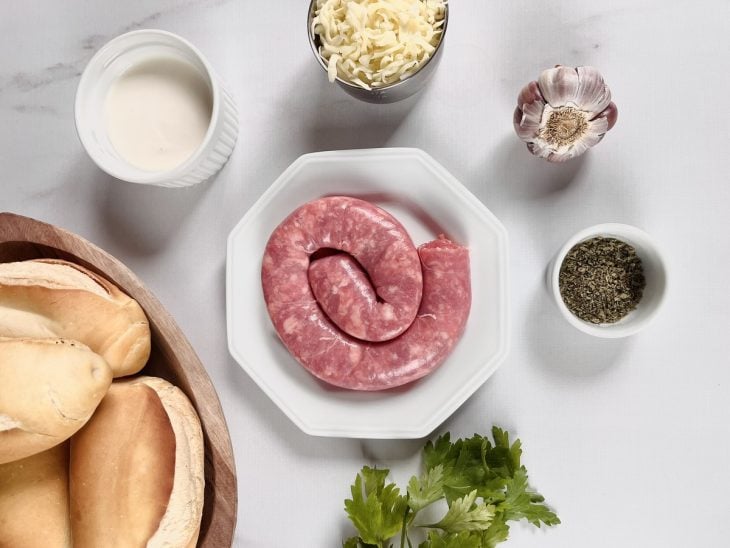 Ingredientes para a receita de pão com linguiça de forno.