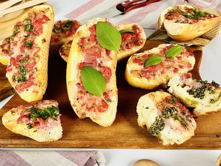 Pão com linguiça de forno pronto para consumo.