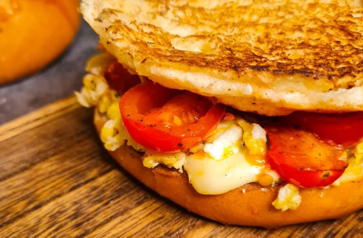 Pão com ovo e tomate-cereja